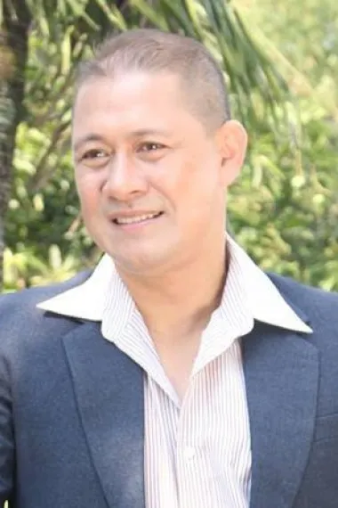 奥马·弗洛尔斯